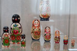 Выставка «Расписных матрешек хоровод» проходит в Раменском музее