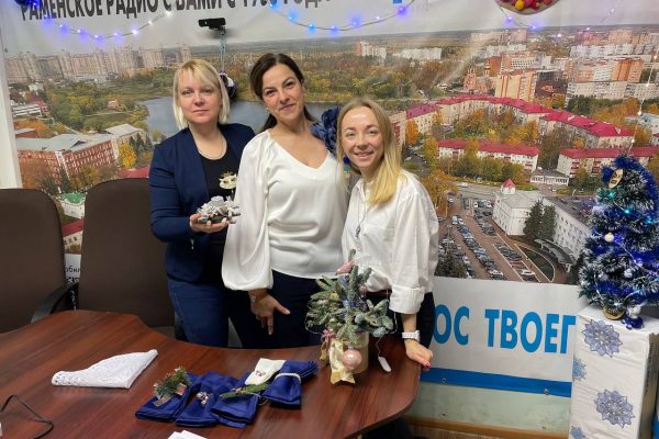 Как поздравлять близких, коллег и знакомых, об этикете дарения подарков, организации праздничной вечеринки и сервировке стола рассказала педагог по этикету Ольга Федотова