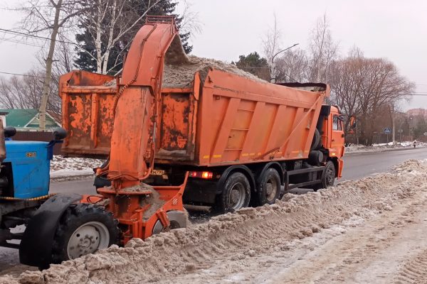 Коммунальные службы продолжают вывоз снега