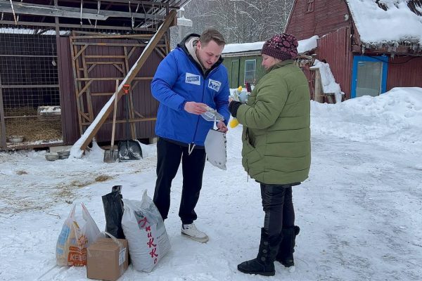 Раменские молодогвардейцы передали продукты в приют для животных