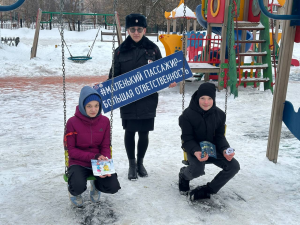 Госавтоинспекция и Рамавтодор провели акцию «Автокресло-детям» на детских площадках для родителей и детей