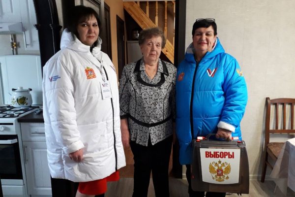 На надомном голосовании жители угостили членов комиссии блинами