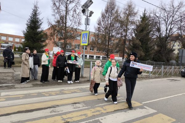 Госавтоинспекторы и юные инспекторы движения при поддержке Рамавтодора организовали акцию у нерегулируемого пешеходного перехода