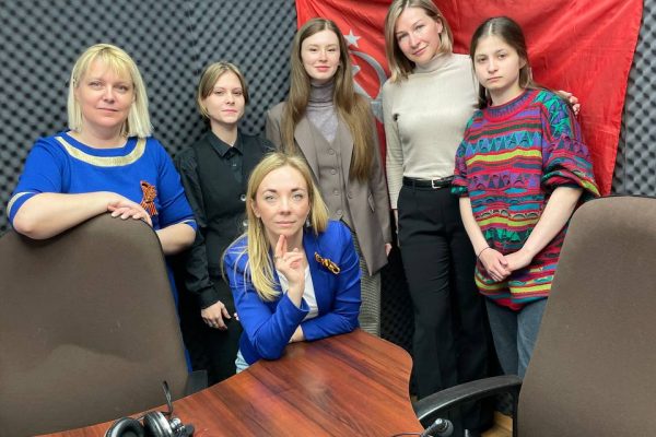 Директор Молодежного центра Светлана Великотная и режиссер молодежного театра «Первопроходцы» Дарья Докукина поздравляют с Днем Победы!