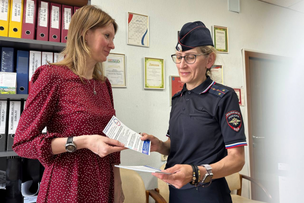 Госавтоинспекторы провели акцию, направленную на популяризацию использования государственных услуг через портал Госуслуг