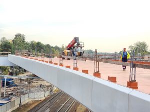 На строительстве путепровода «Быково» в Раменском округе проводятся монтажные работы и укладка гидроизоляции