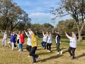 Долголеты ДК «Лель» занимаются гимнастикой на свежем воздухе