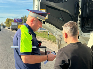 В выходные дни автоинспекторы напоминают водителям грузовиков о безопасности на дороге.
