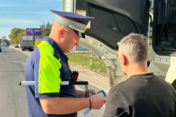 В выходные дни автоинспекторы напоминают водителям грузовиков о безопасности на дороге.