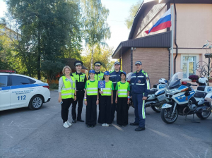 В рамках Всероссийской недели безопасности дорожного движения, отряд ЮИД Ново-Харитоновской СОШ 10 «Весёлый пешеход» Раменского г о. совместно с сотрудниками Госавтоинспекции, посетили дошкольное отделение деревни Кузяево
