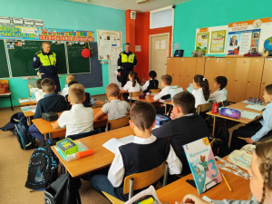 В рамках проведения информационно- профилактического мероприятия » Внимание, дети! » сотрудники 14 батальона ДПС 2 полка ДПС (южный) ГИБДД ГУ МВД России по Московской области провели беседы с учащимися Ново — Харитоновской СОШ 10 (здание 5 , Кузяевская школа).