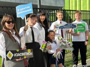 В Раменском городском округе Госавтоинспекторы, сотрудники РамАвтодор, юные инспекторы движения и родительский комитет школы № 5 на праздничной линейке, посвященной Дню знаний, организовали тематический флэшмоб