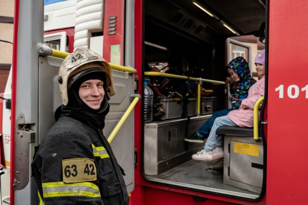 В детском саду на ул. Молодежная в г. Раменское инспекторы отдела надзорной деятельности и профилактической работы по Раменскому городскому округу совместно с сотрудниками 42 пожарно-спасательной части рассказали ребятам о правилах пожарной безопасности и профессии пожарного