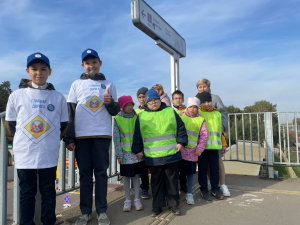 Юные инспекторы движения Удельнинской школы-интерната «Главная дорога» не упустили последние теплые осенние дни и отправились на прогулку до станции Удельная. ЮИДовцы провели очередную экскурсию для учащихся младших классов «Безопасный маршрут «Дом-школа-дом».