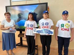 Сотрудники Госавтоинспекции поздравили учителей с профессиональным праздником