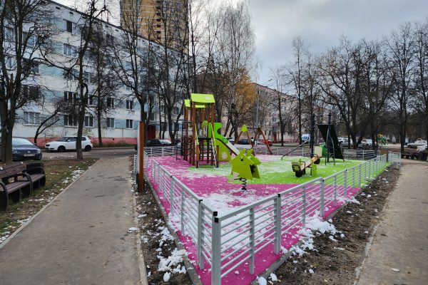 В Раменском благоустроили двор на Десантной