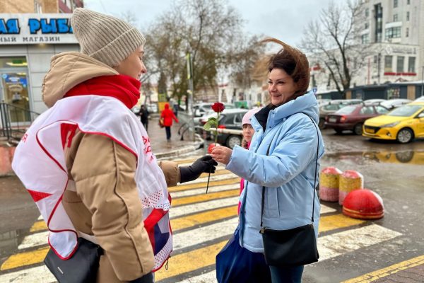 Волонтеры подарили улыбки мамам Раменского