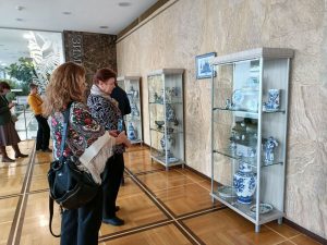 Выставка «Гжель и Жостово: традиции и современность» проходит в Государственном Кремлевском дворце