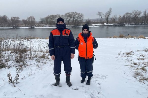 Спасатели предупреждают рыбаков об опасности выхода на лед