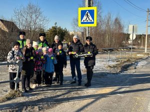 С воспитанниками Кузяевской школы, рамках пешеходной экскурсии проведен инструктаж «Дом – школа-дом», проведена акция вблизи пешеходного перехода