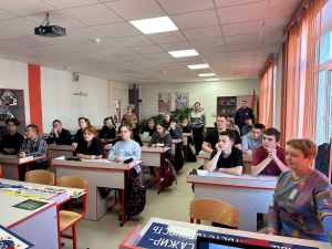 Госавтоинспекторы провели профилактические беседы со школьниками, сделав акцент на использовании ремней безопасности пассажирами