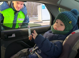 Госавтоинспекция и Рамавтодор проводит разъяснительную работу на АЗС о детских удерживающих устройствах