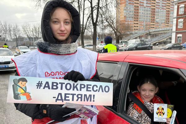 Автоинспекторы совместно с Рамавтодором и волонтерами Раменского молодежного центра провели профилактическую акцию «Ребенок- пассажир-пешеход!»