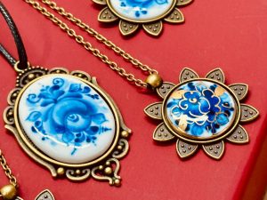 Гжель обрела новое воплощение в коллекции украшений