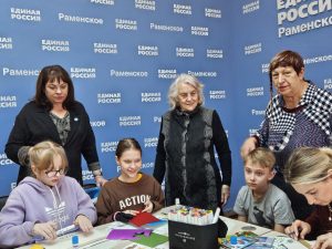 Члены и сторонники партии «Единая Россия» провели мастер-класс в рамках акции «Тепло для Героя»