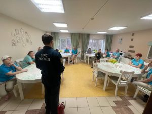 В селе Константиново Раменского округа провели профилактические мероприятия по пожарной безопасности с персоналом пансионата для престарелых «Доброта»