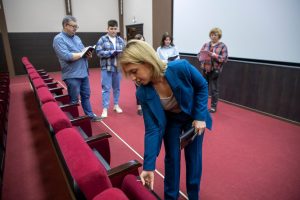 Депутат Совета депутатов Раменского округа, член фракции «Единая Россия» Ирина Барыбина провела мониторинг ДК «Победа»