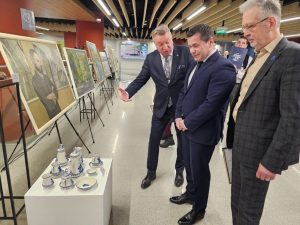 Творчество преподавателей и студентов Гжельского университета представлено на выставке в Мособлдуме