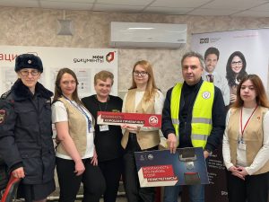 Сотрудники Госавтоинспекции  при поддержки МКУ «Рамавтодор» в рамках социального раунда «Один щелчок спасет жизнь!» организовали правовой ликбез для посетителей МФЦ