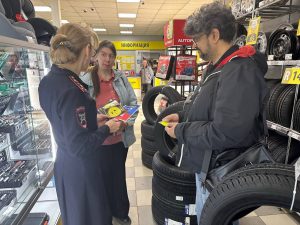 Сотрудники Госавтоинспекции и МКУ «Рамавтодор» провели профилактическое мероприятие для посетителей автомагазинов в рамках социального раунда «Один щелчок спасает жизнь»