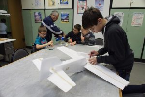 В Раменском авиамодельный кружок выпустил сотню юных авиаторов