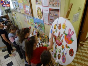 В фойе Раменского центра развития творчества детей и юношества разместилась необычная выставка – «Пасхальная радость»