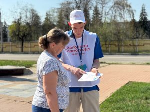Волонтеры помогают жителям Раменского округа принять участие в голосовании за объекты благоустройства