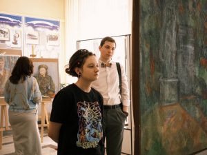 Живопись, графика, скульптура: в Гжели открылась выставка к 80-летию Победы