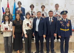 В Раменском юным гражданам торжественно вручили паспорта