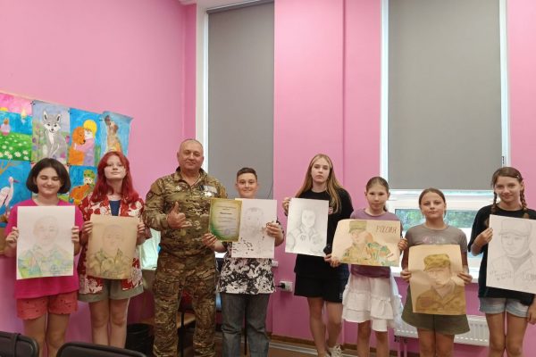 Юные художники Раменского округа рисуют портреты героев СВО