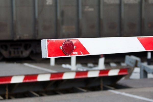 Движение транспорта временно ограничат на Сафоновском ж/д переезде