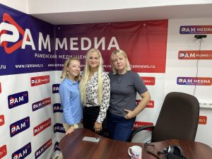 Яркая блондинка ездит на тюнинговой девятке и знает правила ПДД.