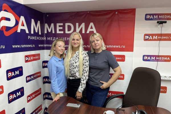 Яркая блондинка ездит на тюнинговой девятке и знает правила ПДД.