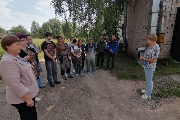 Директор ТУ «Гжель» Нина Ширенина вчера посетила коллектив ООО «Гжельские узоры» в д.Антоново