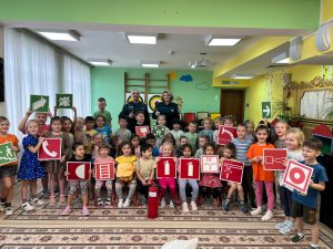 Инспектор отдела надзорной деятельности и профилактической работы по Раменскому г.о. Фомина Людмила совместно с руководителем Восточного отделения ГИМС Никитой Потаповым продолжают рассказывать детям о правилах пожарной безопасности и правилах поведения у водоемов зимой.