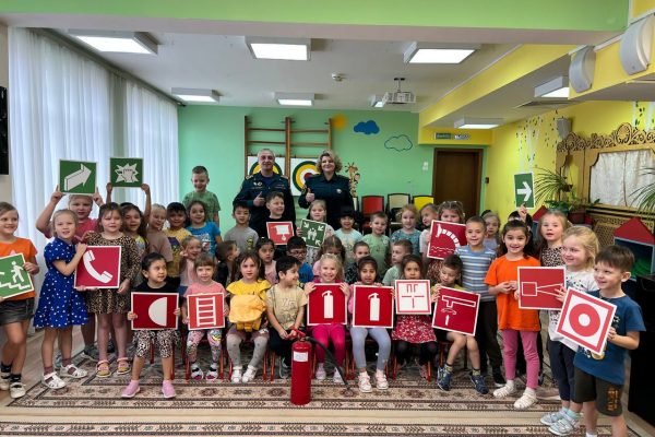 Инспектор отдела надзорной деятельности и профилактической работы по Раменскому г.о. Фомина Людмила совместно с руководителем Восточного отделения ГИМС Никитой Потаповым продолжают рассказывать детям о правилах пожарной безопасности и правилах поведения у водоемов зимой.