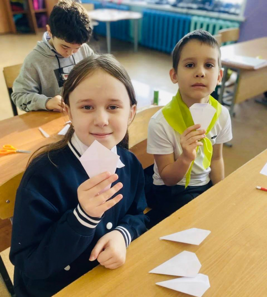 Активисты отряда ЮИД «Веселый пешеход», Ново-Харитоновской школы, приняли участие в мероприятиях посвященных полному снятию блокады города Ленинграда.