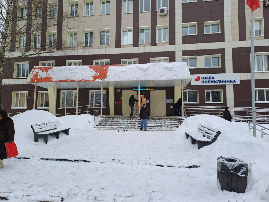 Коммунальные службы убрали снег на тротуарах и парковках у поликлиник на улице Махова и Крымской