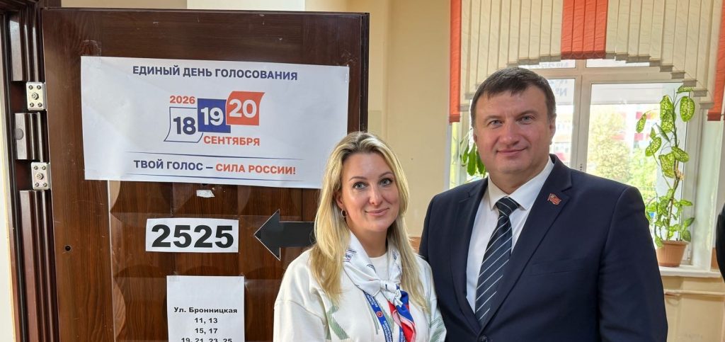 Председатель Совета депутатов Раменского муниципального округа Юрий Ермаков пришёл посмотреть, как организована работа на городских УИКах, поговорил с членами избирательных комиссий и голосующими, посетил избирательный участок №2525 на ул. Михалевича (школа №8).